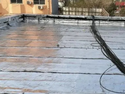 宿迁卫生间漏水维修公司分享下宿迁屋面楼顶防水刚性防水层施工要点。